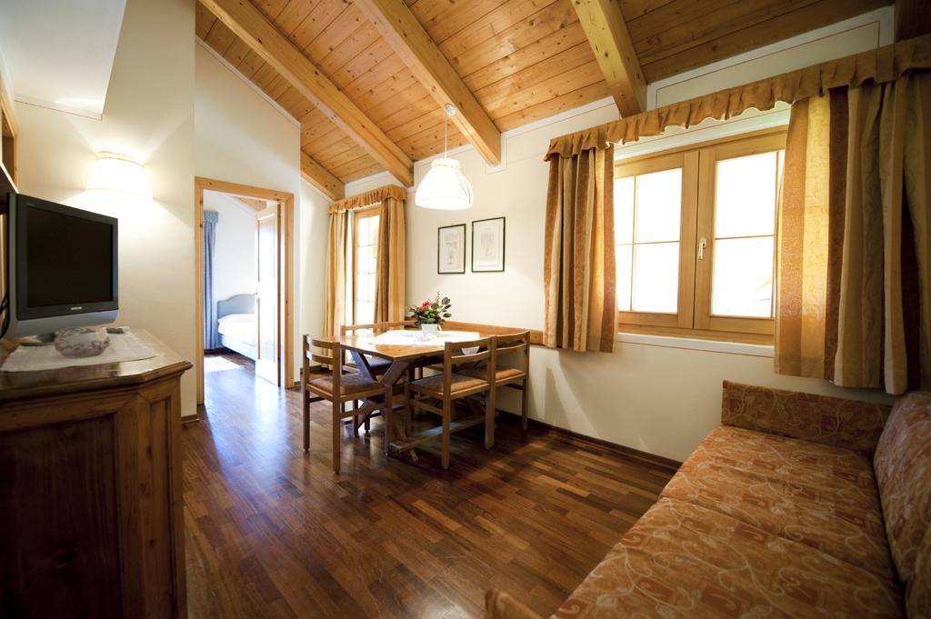 Holidays Dolomiti Apartment Resort Carisolo Pokoj fotografie
