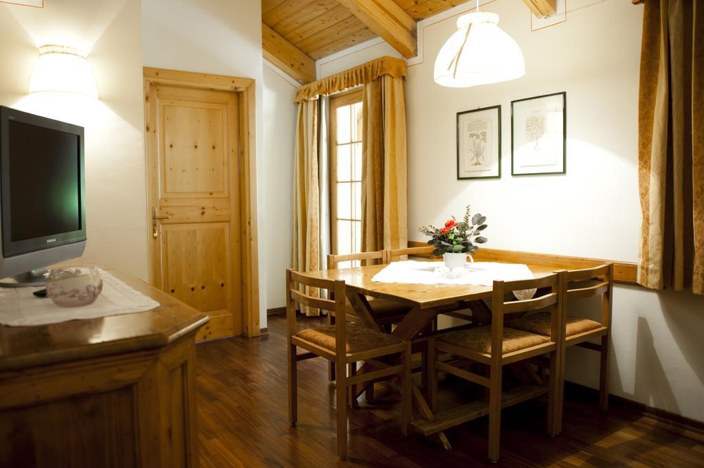 Holidays Dolomiti Apartment Resort Carisolo Pokoj fotografie